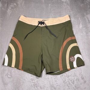 Of One Sea Men's Townshort in Green Seagrass Rainbow Arches Boardshorts Size 33